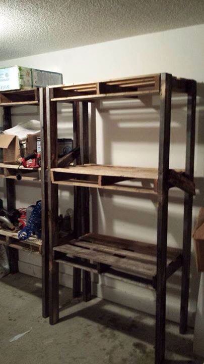 Neat idea!! Shelves With Pallets, Pallet Garage Shelves, Storage Shelves From Pallets, Pallet Furniture Indoor Shelves, Pallet Shelves Storage Wall, Wood Storage Shelves Garage Shelf, Pallet Storage, Pallet Crates, Shelving Solutions