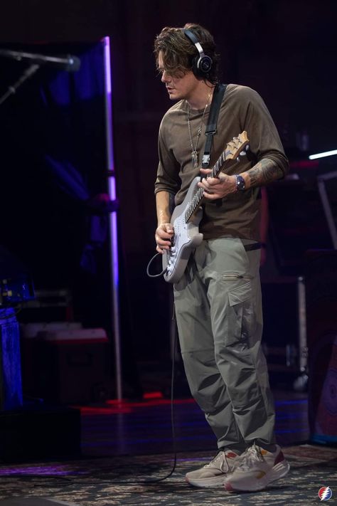 Men’s Rocker Style, John Mayer Fashion, Guitarist Outfit Men, John Mayer Outfit, Guitarist Outfit, John Mayer Style, Guitarist Style, Concert Outfit Men, Guitar Aesthetic