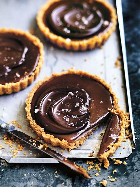 salted chocolate caramel tarts Caramel Tart Recipe, Caramel Tarts, Chocolate Caramel Tart, Salted Caramel Tart, Chocolate Tarts, Chocolate Ganache Tart, Caramel Tart, Donna Hay, Slow Cooker Desserts