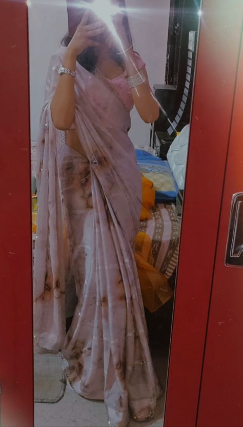 Black And White Classy Photography, Saree Hide Face Poses, Traditional Mirror Selfie, Saree Mirror Selfie Poses, Saree Mirror Selfie, Saree Snap, Saree Pics Poses Selfie, Sari Pic, Mirror Selfie Poses Face