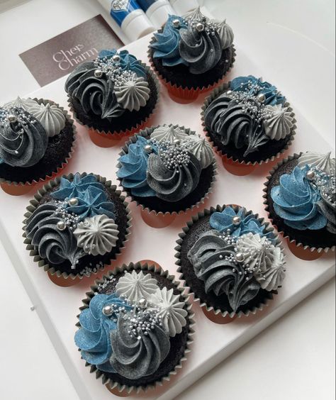 Turquoise Cupcakes, Black Cupcakes, White Cupcakes, Cake Decorating Piping, Piping Tips, Birthday Boy, Homemade Cakes, Treat Boxes, Blue And Black