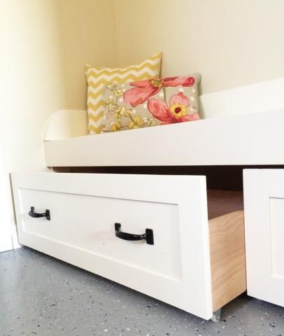 Diy Trundle, Tiny Dorm Room, Mudroom Makeover, Entryway Makeover, Dining Banquette, Dorm Room Diy, Bench With Drawers, Tool Room, Diy Drawers