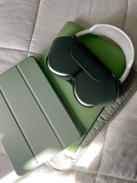 Best Ipad Case, Apple Air Max Headphones, Green Ipad Aesthetic, Air Max Headphones, Green Imac, Apple Air Max, Ipad Case Green, Green Ipad Air, Ipad Case Aesthetic