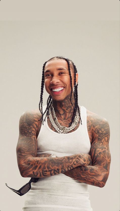 Tyga Rapper, Nike Slippers, Girl Gang Aesthetic, Football Illustration, Rap Aesthetic, Cute Rappers, Inked Men, Leg Sleeves, Basketball Pictures