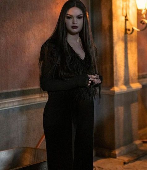 Morticia Frump, Morticia Addams Makeup, Addams Family Morticia, Morticia And Gomez, Most Creative Halloween Costumes, Halloween Costumes 2022, Wednesday Cast, Gomez And Morticia, Gomez Addams