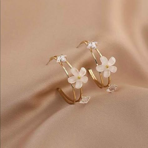 Beautiful New Flower Hoop Earrings ! Gold Tone With Flower Details Fantasy Earrings, Pretty Jewelry Necklaces, Fancy Jewellery Designs, Jewelry Accessories Ideas, Fancy Jewellery, Jewelry Lookbook, Trendy Earrings, Fancy Jewelry, Pretty Earrings