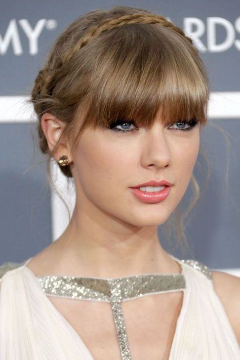 Taylor Swift Braid, Hairstyles Taylor Swift, Braid With Bangs, Braided Halo Hairstyle, Taylor Swift Bangs, Red Carpet Hairstyles, Warm Makeup, Halo Braid, Red Carpet Hair