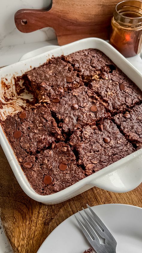 Brownie Baked Oatmeal (Vegan Protein Breakfast) - Maria's Munchies Brownie Baked Oatmeal, Vegan Protein Breakfast, Oatmeal Vegan, Dessert For Breakfast, Breakfast Oatmeal Recipes, Protein Brownies, Baked Oatmeal Recipes, Peanut Butter Roll, Breakfast Choices