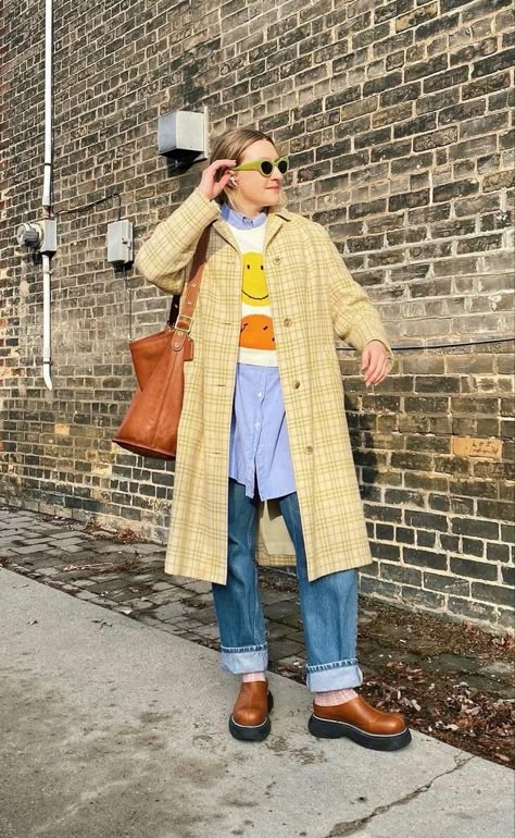 Fall Outfit Colorful, European Street Style 2024, Patterned Jacket Outfit, Colorful Minimalism Outfits, Colorful Bag Outfit, Fall Layering Outfits 2023, Fall Colorful Outfits, Winter Layers Outfits, Winter Colorful Outfits