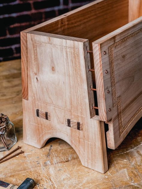 Issue Five: Norse Sea Chest by Kate Fox – Mortise & Tenon Magazine Medieval Furniture Plans, Sea Chest, Tre Kunst, Wood Tool Box, Wooden Tool Boxes, Wood Furniture Plans, Medieval Furniture, Carpentry And Joinery, Campaign Furniture