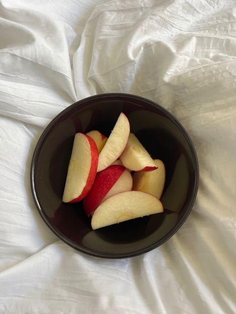 Apple Snack Aesthetic, Healthy Snacks Aesthetic, Tia Core, Almond Snacks, Wl Meals, Snacks Aesthetic, Almond Snack, Apple Snacks, Low Calorie Snacks