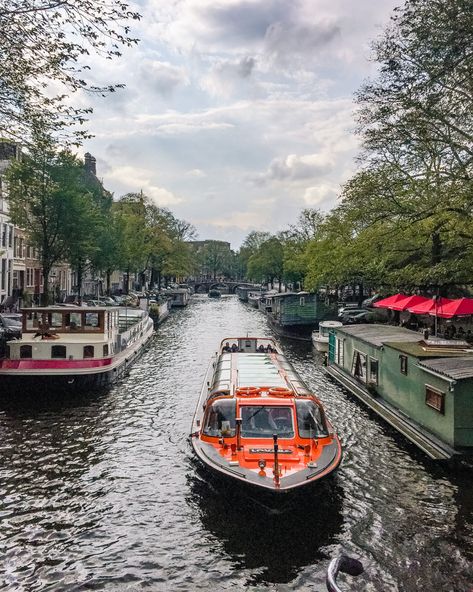 Canals Of Amsterdam, Holland Beach, Amsterdam Photography, Amsterdam Travel Guide, Amsterdam Canals, Amsterdam Travel, Europe Summer, Most Beautiful Cities, Beautiful Places In The World