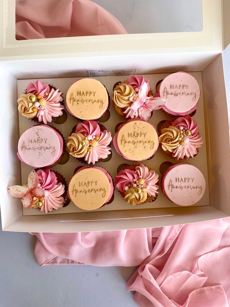 One Year Anniversary Cupcakes, Wedding Anniversary Cupcakes Ideas, Cupcakes For Anniversary Love, Business Anniversary Cake, Happy Anniversary Cupcakes, Anniversary Cupcake Ideas, One Year Work Anniversary, Work Anniversary Party, Tennis Birthday Cake