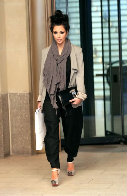 Would love to pull these pants off Estilo Khloe Kardashian, Estilo Kardashian, Kardashian Fashion, Black Harem Pants, Looks Jeans, Robert Kardashian, Black And White Outfit, Kim K Style, Kim Kardashian Style