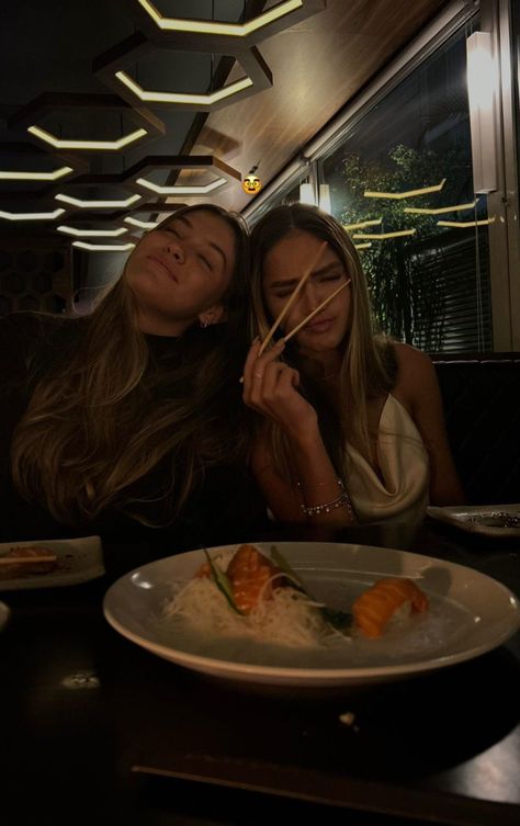 Restaurant Photography, Female Friendship, Friend Poses Photography, Best Friends Aesthetic, Cute Friend Pictures, Cute Friend Photos, Bff Goals, Future Lifestyle, Friend Poses