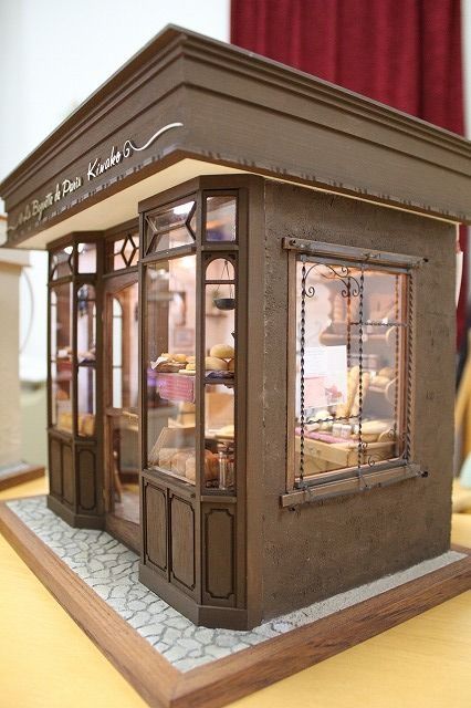 v Bakery Diorama, Doll House Exterior, Tiny Bakery, Exterior Windows, Shop Exterior, Dolls House Shop, Miniature Bakery, Miniature Display, Room Boxes