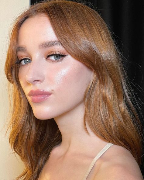 🌟PHOEBE DYNEVOR FOR NEW! BEAUTIFUL SKIN FOUNDATION 🤩🌟 Beautiful, healthy looking skin on the STUNNING @phoebedynevor 💕 Swipe right to see… Phoebe Dyvenor Hair, Emma Vanity, Light Auburn Hair, Hair Pale Skin, Phoebe Dynevor, Natural Red Hair, Ginger Hair Color, Makeup For Blondes, Strawberry Blonde Hair