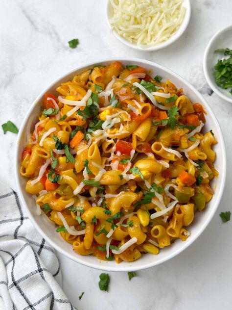 masala macaroni pasta served in a bowl with cheese on the side Masala Macaroni, Masala Pasta, School Lunch Recipes, Macaroni Recipes, One Pot Pasta Recipes, Macaroni Pasta, Healthy Lunches For Kids, Veggie Delight, Lunch Box Recipes