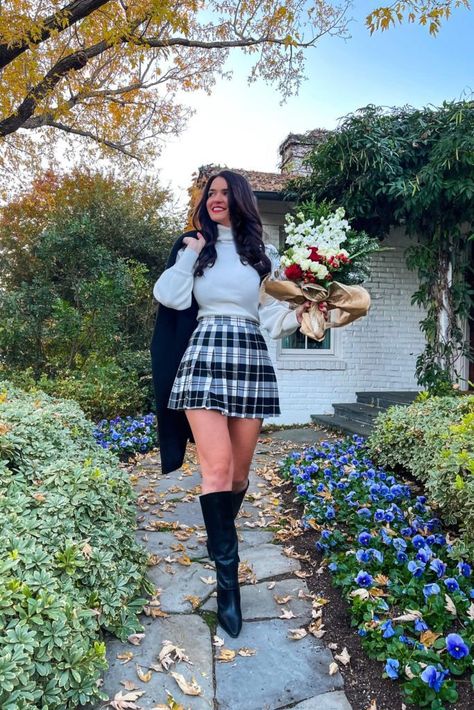 Chanel Closet, Outfits With Mini Skirts, Skater Skirt Outfit, Square Skirt, Plaid Outfit, Plaid Skirt Outfit, Clueless Fashion, Tartan Mini Skirt, Engagement Photo Outfits Fall