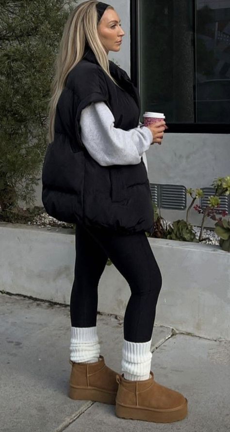 Discover the joy of a morning stroll with coffee in hand. Embrace your style with confidence. #morningvibes #streetstyle #confidenceboost #coffeelover #fashioninspo Outfits Mit Leggings, Vinter Mode Outfits, Ugg Outfits, Outfit With Uggs, New York Outfits, Winter Fashion Outfits Casual, Chic Fall Outfits, Cold Outfits, Legging Outfits