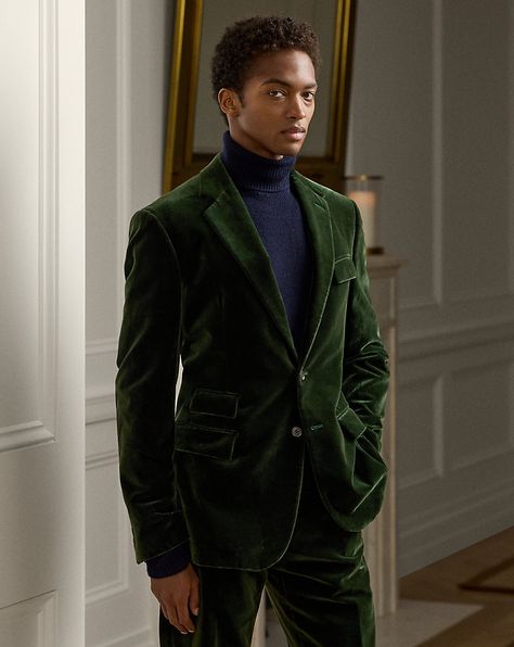 Hand-tailored in Italy, the Kent combines a lighter construction with fine canvassing and a soft shoulder to create a more natural profile. This version’s brushed cotton fabric was custom-developed for Ralph Lauren with a storied Italian mill that has been specializing in velvet for more than a century. Jewel Tones Mens Fashion, Velvet Jacket Outfit, Green Velvet Jacket, Mens Work Outfits, Velvet Suit, Velvet Blazer, Velvet Jacket, Brushed Cotton, Green Velvet