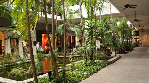 Bal Harbour, interior luxury retail, tropical fish pond (Bal Harbour, Florida) Bal Harbour Miami, Garden Mall, Bal Harbour Shops, Interior Luxury, Bal Harbour, Mall Design, Areas Verdes, Beach Stores, Centre Commercial