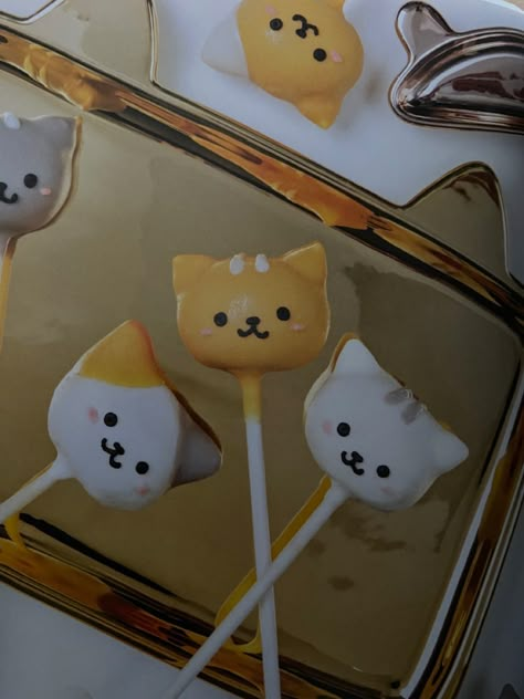 Animal Crossing Cake Pops, Cat Baked Goods, Cat Themed Pastries, Cat Themed Baked Goods, Cat Themed Treats, Christmas Cute Food, Cat Themed Desserts, Cute Cakepops, Cute Cat Cakes