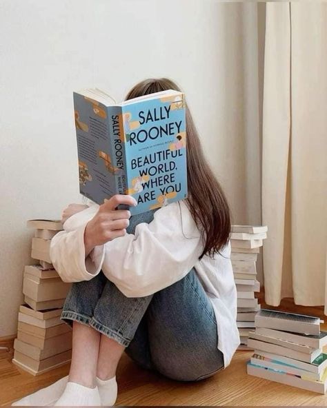 Pictures With Books Photography, Creative Book Pictures, Aesthetic Book Pic Ideas, Cute Book Photos, Book Aesthetic Pictures For Instagram, Book Photoshoot Ideas At Home, Book Blogger Photography, Bookstagram Aesthetic Simple, Poses With Books Reading