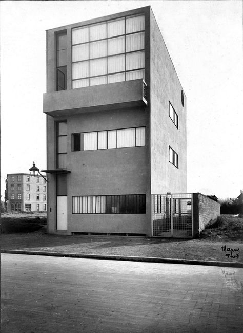 Le Corbusier: an eyewear icon | Banton Frameworks 70s Architecture, Corbusier Architecture, Le Corbusier Architecture, Mid Century Architecture, Zaha Hadid Architects, Pierre Jeanneret, Brutalist Architecture, Art Deco Architecture, Chinese Architecture