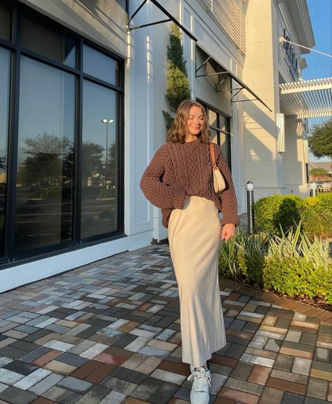 Style, skirt, sweater, long tan skirt paired with a brown sweater. Fall fashion Elegant Modest Outfits, Winter Outfits Modest, Modest Fall Outfits, Modest Winter Outfits, Modest Girly Outfits, Japan Outfits, Modest Casual, Modest Outfit Ideas, Modesty Outfits