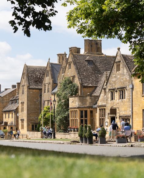 We think this is one of the best places to stay in the Cotswolds! And we have an exclusive offer for you! 👇🏻👇🏻👇🏻👇🏻👇🏻 BOOKING CODE: HOTELGURU RATE: 10% OFF Best Available Rate INCLUDES: FULL ENGLISH BREAKFAST and £50 HOTEL CREDIT #cotswolds #cotswoldlife #iconicluxuryhotels #broadway #thehotelguru #bestplacetostay #travelgram #beautifuldestination #specialoffer #limitedoffer #bestrateguaranteed #romantichotel #shortbreak #ukstaycation #spahotel Broadway Cotswolds, Cotswold House, Full English Breakfast, Romantic Hotel, English Breakfast, 2025 Vision, The Cotswolds, Village Life, Beautiful Villages