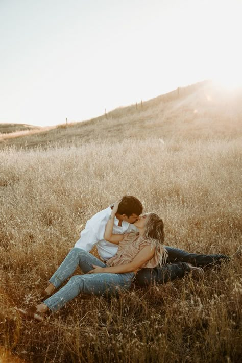 Couple Picture Outfit Ideas Summer, Sitting Couples Poses, Engagement Photos Golden Hour, Sunset Couple Pictures, Whimsical Engagement Photos, Lake Engagement Pictures, Western Couple Photoshoot, Engagement Picture Outfits, Summer Country