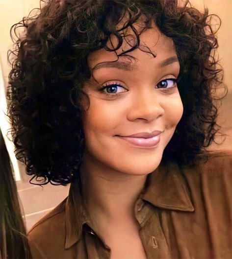 Fenty Cop on Twitter: "Rihanna and her Natural Hair: A Thread… " Rihanna Real Hair, Rihanna Natural, Rihanna Natural Hair, Rihanna Curly Hair, Rihanna Curly, Rihanna Show, Waka Flocka, Daily Pictures, Appreciation Post