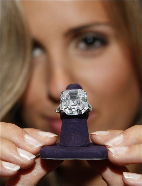 big big big...A woman displays "The Elizabeth Taylor Diamond," a 33.19 carat ring, which was a gift from Richard Burton, and worn by the actress. ASSOCIATED PRESS Most Expensive Ring, Elizabeth Taylor Diamond, Elizabeth Taylor Jewelry, Expensive Rings, Elizabeth Taylor, Bling Rings, I Love Jewelry, Most Expensive, Bling Bling