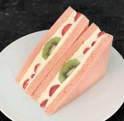 Japanese Fruit Sandwich Recipe, Fruit Sando, Fruit Sandwiches, Japanese Fruit, Fruit Sandwich, Sandwich Cake, A Piece Of Cake, God Mat, Think Food