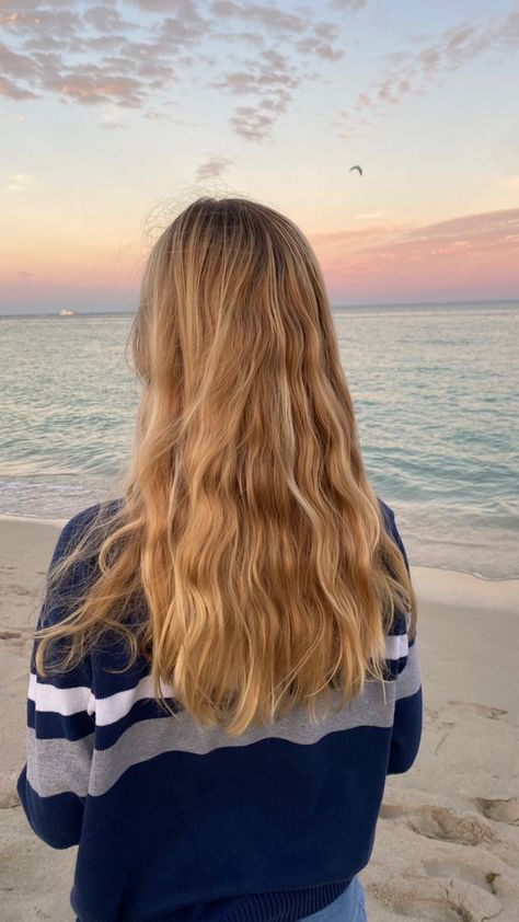 Blond Beachy Hair, Dark Blonde Wavy Hair Natural, Surfer Blonde Hair Sun Kissed, Dirty Blonde Wavy Hair, California Blonde Hair Sun Kissed, Long Blonde Wavy Hair, Long Wavy Blonde Hair, Beach Blonde Highlights, Blonde Hair For Hazel Eyes