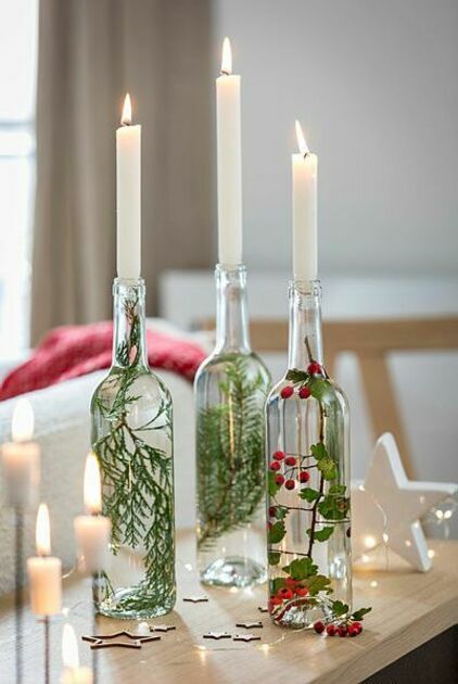 Décors de fête : 7 idées rapides et végétales en rouge et vert : Femme Actuelle Le MAG Bar Christmas Decorations Ideas, Christmas Table Decor Diy, Xmas Table Ideas, Christmas Decor Ideas For Table, Christmas Bar Decorations, Xmas Table Decorations Ideas, Christmas Dinner Party Decorations, Christmas Table Deco, Vintage Christmas Diy