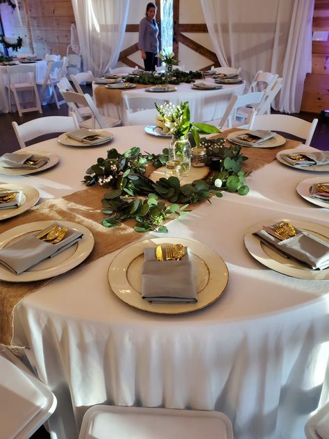 Banquet Round Table Decorations, Formal Dinner Decor, Prom Dinner At Home Ideas Table Settings, Round Table Decor Party, Dinner Centerpieces, Round Table Decor, Quinceanera Planning, Simple Wedding Centerpieces, Gourmet Dinner