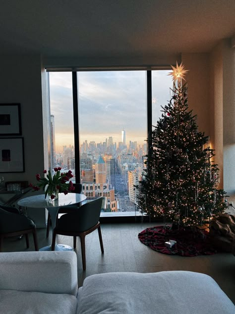 Christmas City Apartment, Christmas New York Apartment, New York Townhouse Aesthetic, Christmas Tree In Apartment, Christmas In Apartment, Christmas Penthouse, Christmas Tree Apartment, Christmas Tree Nyc, New York Apartment Aesthetic