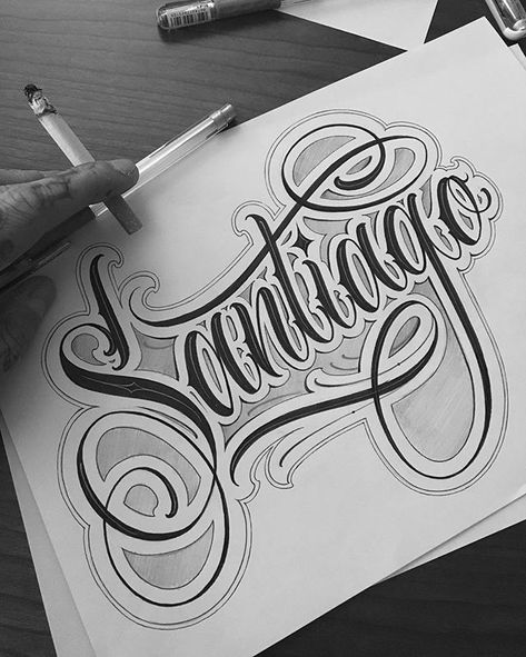 No hay ninguna descripción de la foto disponible. Tattoo Chicano Style, Tattoo Nombres, Cursive Letters Fancy, Cursive Fonts Alphabet, Tattoo Lettering Alphabet, Lettering Styles Alphabet, Tattoo Lettering Design, Chicano Lettering, Chicano Style