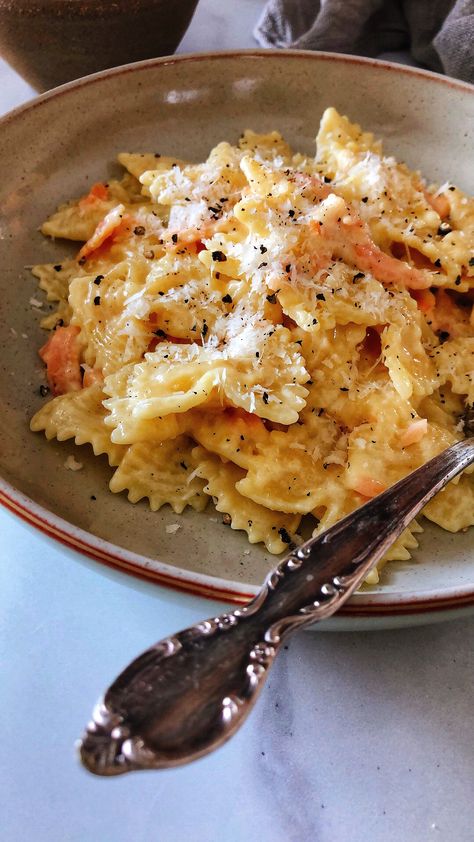 Smoked Salmon Alfredo Pasta, Pasta With Smoked Salmon, Salmon With Cream Sauce, Salmon Pasta Recipes, Alfredo Sauce Recipe Easy, Smoked Salmon Pasta, Ham Pasta, Summer Pasta Recipes, Tagliatelle Pasta