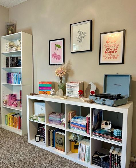 Cube Shelf Bookshelf, Tv And Bookshelf Wall Bedroom, Bookish Apartment Aesthetic, Library Bedroom Ideas Bookshelves, Bookshelf In Room Aesthetic, Cute Ways To Store Books, Cute Bookcase Ideas, Book Shelf Aesthetic Design, Aesthetic Shelf Organization