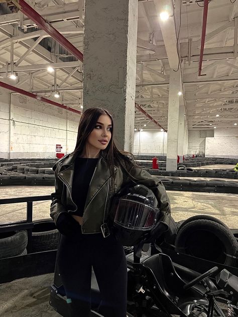 Go Karting Outfit Ideas, Go Carting Outfit Ideas, Moto Mami Aesthetic, Go Cart Aesthetic, Motorcycle Women Outfits, Go Kart Racing Outfit, Go Carting Outfit, Go Karting Outfit, Karting Outfit