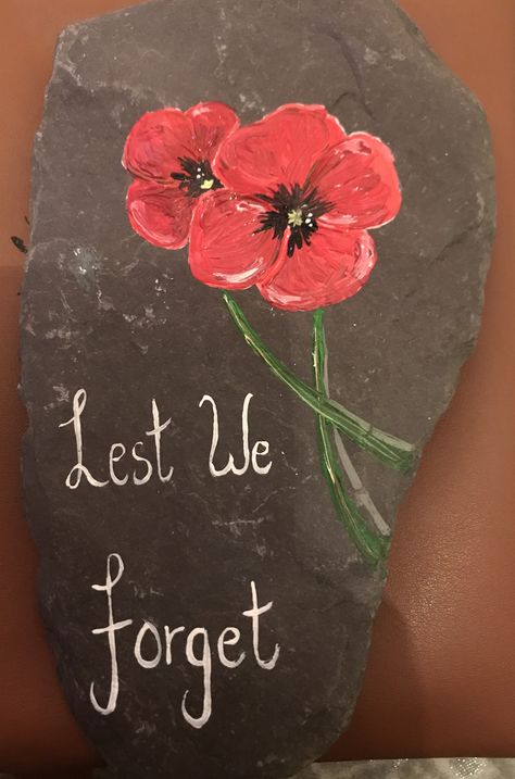 Poppy Rock Painting Lest we forget Poppy Painted Stones, Remembrance Rock Painting, Poppy Rock Painting, Veterans Day Painted Rocks, Poppy Painting Easy, Slate Painting Ideas, Pebble Painting Ideas, Slate Painting, Poppy Day