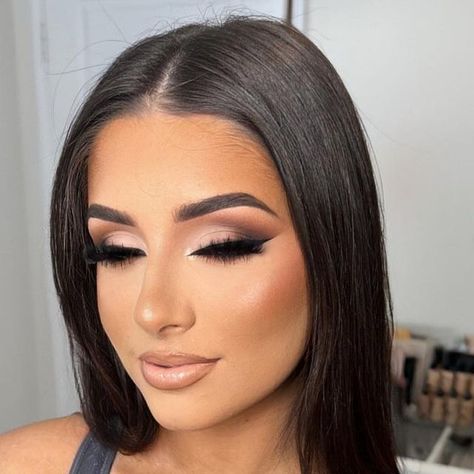 Smoked Out Liner Makeup, Smokey Glam Makeup Looks, Glam Bridal Makeup Looks, Mac Makeup Aesthetic, Glowy Bridesmaid Makeup, Latina Wedding Makeup, Makeup Looks Color, Glam Makeup Smokey Eye, Dance Comp Makeup