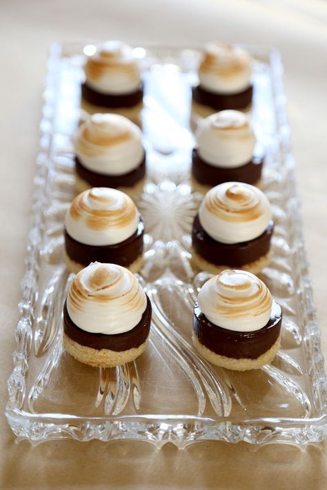 Or really bring in that country, homey feel with some tiny s'mores stacks passed around at the party. Merengue Frosting, Marshmallow Smores, Magical Food, Petite Fours, Toasted Meringue, Meringue Topping, Meringue Recipe, Food Time, Rustic Autumn