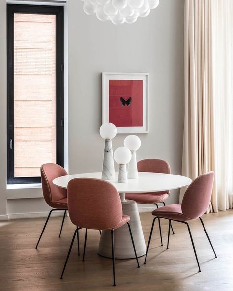 GUBI on Instagram: “The iconic Beetle Dining Chairs in dusty rose add a delicate touch to the dining table setting. Image by @parisforino . . . #gubi…” Gubi Beetle Chair, Beetle Chair, Dining Corner, Corner House, Design Del Prodotto, Dining Table Design, Bespoke Furniture, Scandinavian Interior, Retro Chic