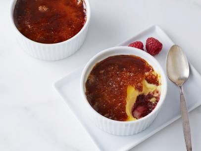 Raspberry Creme Brulee, Recipes Brunch, Mothers Day Desserts, Dinner Desserts, Creme Brulee Recipe, Brulee Recipe, Raspberry Coulis, Creme Dessert, Pretty Dessert