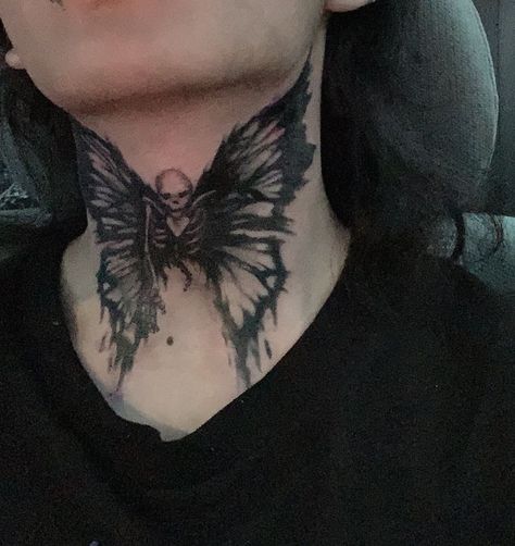 Tato Grunge, Best Tattoo Machines, Front Neck Tattoo, Butterfly Neck Tattoo, Throat Tattoo, Grunge Tattoo, Bug Tattoo, Neck Tattoos Women, Wicked Tattoos