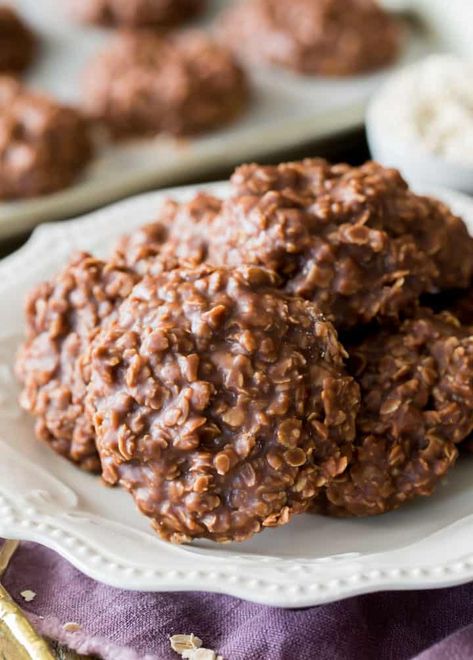 Easy No Bake Cookies (no flour needed!) I remember these from years ago! No Bake Chocolate Oatmeal Cookies, Preacher Cookies, Things To Bake, Egg Free Cookies, Easy No Bake Cookies, Chocolate No Bake Cookies, Dessert Mini, Dessert Oreo, Chocolate Oatmeal Cookies